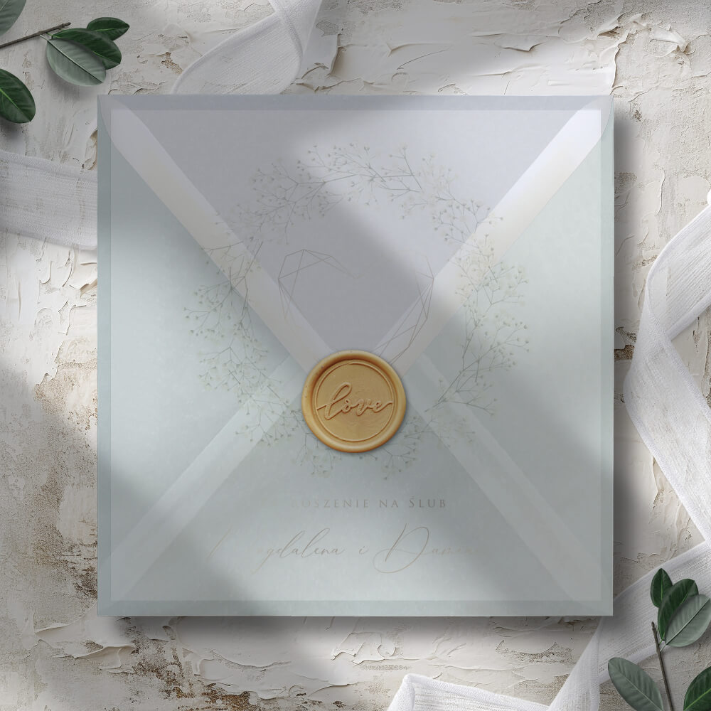 Minimalistyczne zaproszenia ślubne w kopercie z kalki z grafiką gips&oacute;wki i złotego serca